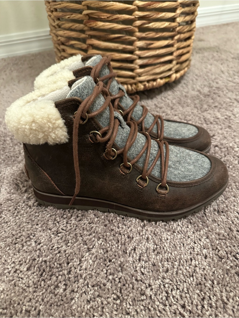 NWOT Sorel Harlow Cozy Waterproof
Bootie